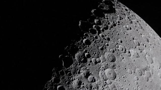 Μοναδικές εικόνες από την σκοτεινή πλευρά της Σελήνης – Επιστρέφει στη Γη το Artemis II