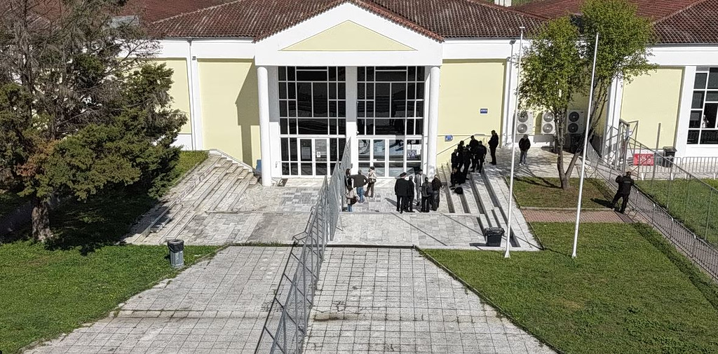 Συνεχίζεται η δίκη για την τραγωδία των Τεμπών – Εντάσεις & αντιδράσεις