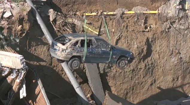 Θεσσαλονίκη: Η στιγμή που ΙΧ πέφτει στο κενό μετά από υποχώρηση τοιχίου – Μία σύλληψη