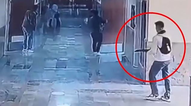 Τουρκία: Η στιγμή που 19χρονος εισβάλλει σε σχολείο & πυροβολεί μαθητές