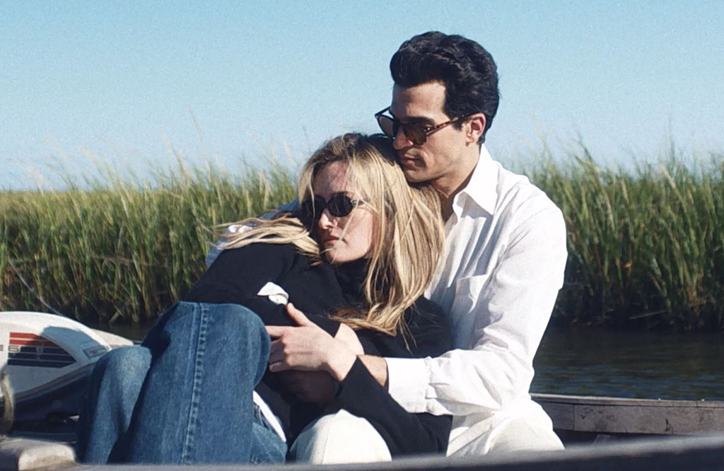 Ο θρυλικός έρωτας του Τζον Κένεντι Τζούνιορ με την Κάρολιν Μπέσετ «ζωντανεύει» ξανά στη σειρά «Love Story»