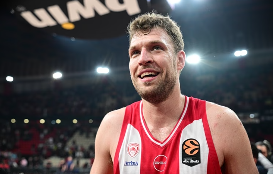 Σάσα Βαζένκοφ: Αναδείχτηκε MVP της σεζόν στην Ευρωλίγκα