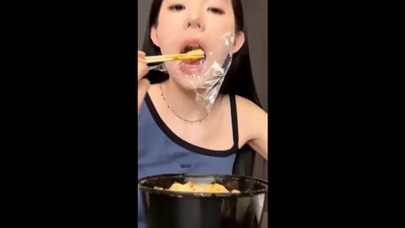 Σάλος με την νέα τάση αδυνατίσματος στην Κίνα – Τρώνε με πλαστική μεμβράνη και δεν καταπίνουν το φαγητό