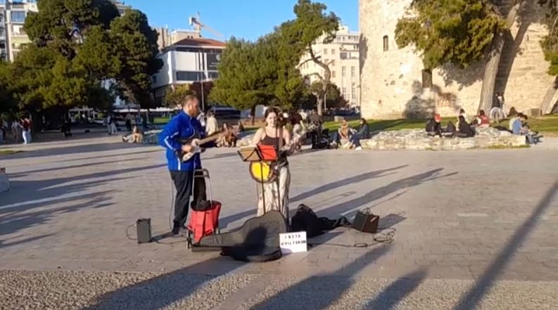 Θεσσαλονίκη: Πρόστιμο 300 ευρώ σε καλλιτέχνες του δρόμου στον Λευκό Πύργο