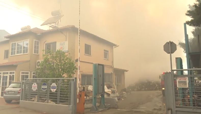 Πυρκαγιά σε εργοστάσιο ανακύκλωσης «έπνιξε» με τοξικό καπνό Ωραιόκαστρο Θεσσαλονίκης – Ήχησε το 112