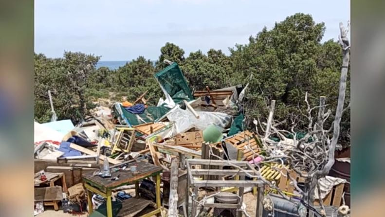 Γαύδος: Γκρέμισαν παραπήγματα κατασκηνωτών – Αντδράσεις από την παράταξη της αντιπολίτευσης κατά της δημάρχου
