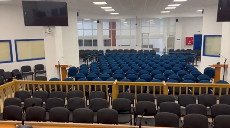 Πανδαιμόνιο με φωνές και διαμαρτυρίες στη δίκη για τα Τέμπη – Εξοργισμένοι οι συγγενείς των θυμάτων