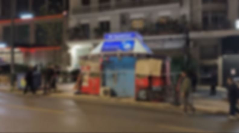 Εξάρχεια: Αιματηρή ληστεία σε περίπτερο – Τους καταδίωξε ο υπάλληλος και τον μαχαίρωσαν στο πόδι