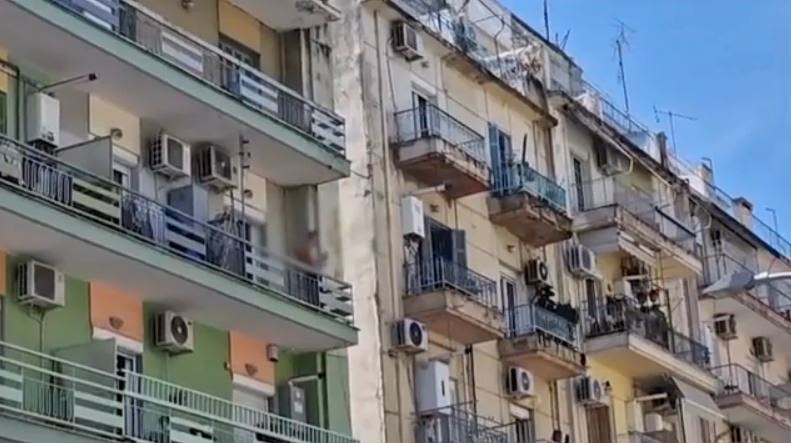 Θεσσαλονίκη: Φοιτητής σε κατάσταση αμόκ πετούσε πράγματα από το μπαλκόνι & ζητούσε ψυχολόγο