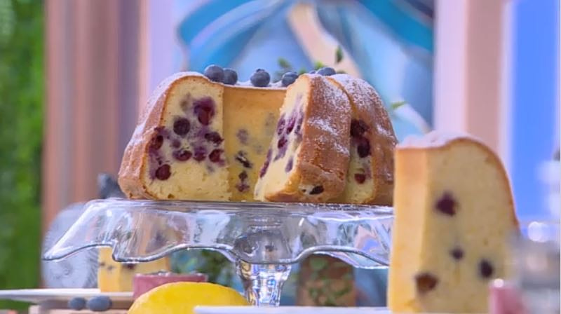 Ο Χρήστος Βέργαδος μάς φτιάχνει κέικ λεμόνι με blueberries