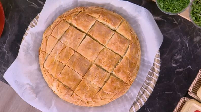 Ο Δημήτρης Σκαρμούτσος μάς ετοιμάζει κρεατόπιτα