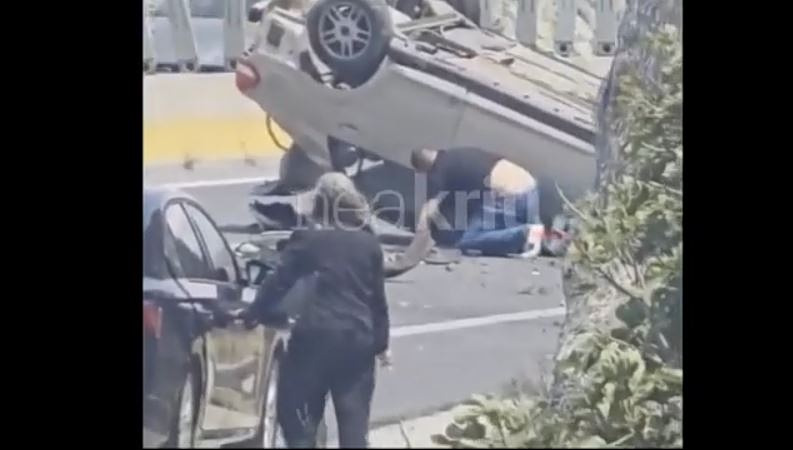 Κρήτη: Εικόνες σοκ από τροχαίο στον ΒΟΑΚ – Πολίτες τρέχουν να βοηθήσουν οδηγό από αναποδογυρισμένο όχημα