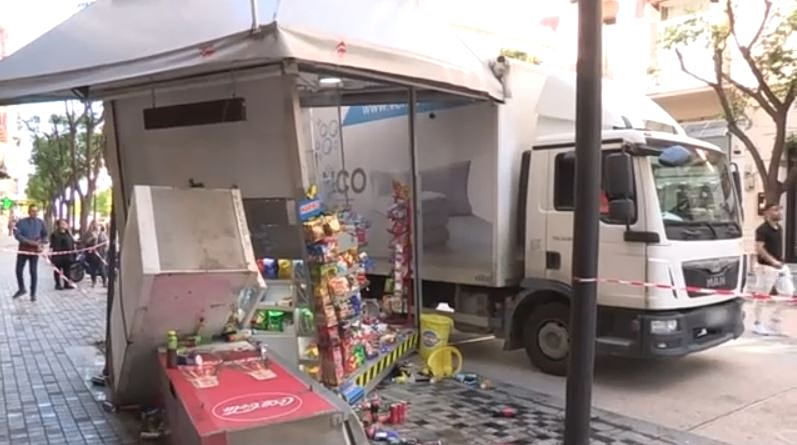 Φορτηγό «καρφώθηκε» σε περίπτερο στο κέντρο της Θεσσαλονίκης – Δεν σημειώθηκαν τραυματισμοί