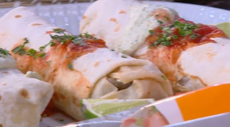 Ο Δημήτρης Σκαρμούτσος μάς ετοιμάζει chimichanga με κοτόπουλο και αβοκάντο