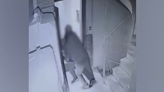 Κολωνός: Αστυνομικός εκτός υπηρεσίας συνέλαβε διαρρήκτη έξω από διαμέρισμα