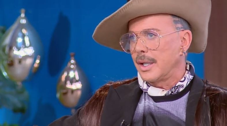 Λάκης Γαβαλάς: «Όταν μία καλλιτέχνιδα θέλει να είναι fashion icon πρέπει να δέχεται την κριτική»