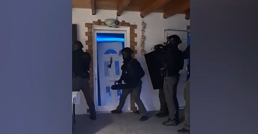 Δυτικά προάστια: Βίντεο ντοκουμέντο από τις εφόδους της ΕΛ.ΑΣ. για την εξάρθρωση της «σπείρας του ΔΕΔΔΗΕ»