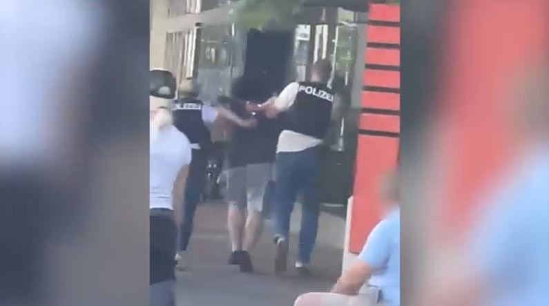 Ελβετία: Βίντεο σοκ από αιματηρή επίθεση με μαχαίρι σε σιδηροδρομικό σταθμό