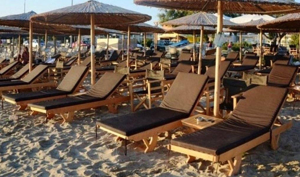 Ξεχύθηκαν στις μη οργανωμένες παραλίες οι Αθηναίοι – «Τσουχτερές» οι τιμές στις ομπρέλες