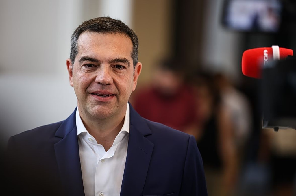 «Ξαναπαρουσιάστηκε με νέο ΑΦΜ και επωνυμία» – Πώς σχολιάζουν τα κόμματα την επιστροφή του Τσίπρα