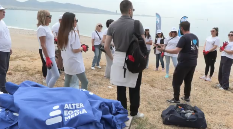 Ένωσαν τις δυνάμεις τους Alter Ego Media και Ελληνική Ένωση Προστασίας Θαλάσσιου Περιβάλλοντος για τον καθαρισμό της παραλίας της Φρεαττύδας