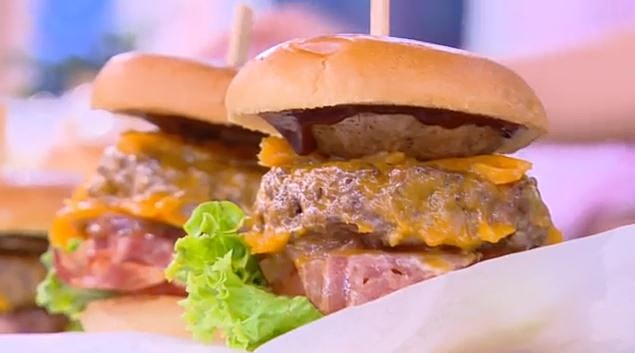 Ο Δημήτρης Σκαρμούτσος μάς ετοιμάζει burger με μοσχαρίσιο κιμά, καραμελωμένα κρεμμύδια & BBQ σάλτσα