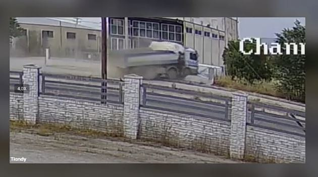 Λάρισα: Φορτηγό παρέσυρε μεταλλική γέφυρα & κατέληξε σε μάντρα επιχείρησης – Νοσηλεύεται ο οδηγός