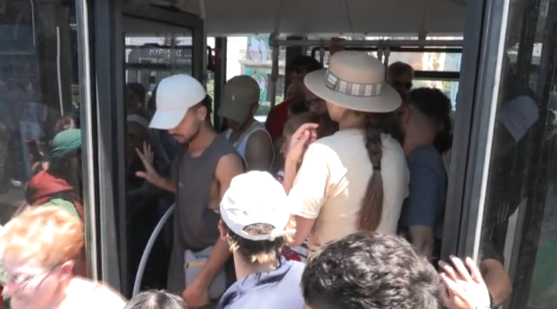 «Μάχη» για μια θέση στα λεωφορεία που οδηγούν στις πλαζ