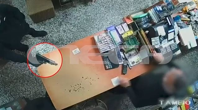 Αττική: Η στιγμή που οπλισμένη συμμορία εισβάλλει σε μίνι μάρκετ – MEGA ντοκουμέντο