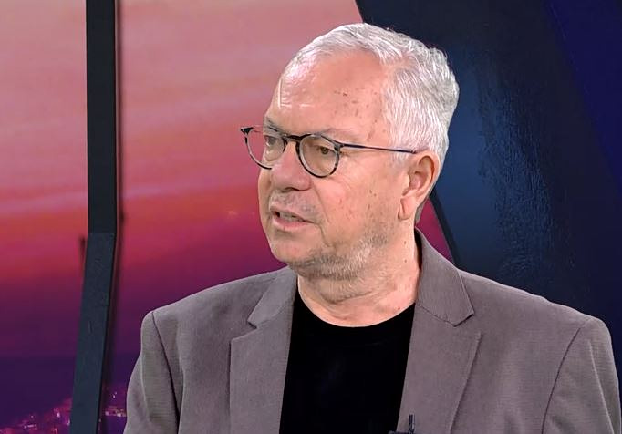 Σταμάτης Μαλέλης για την επιστροφή Τσίπρα: «Ταράζονται τα νερά» – «Πρέπει το ΠΑΣΟΚ να βρει συγκεκριμένο αφήγημα»