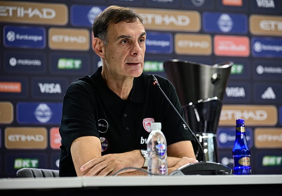 Ολυμπιακός: Ο coach Μπαρτζώκας & το ποιοτικό ρόστερ που είναι αγκαλιά με το τρόπαιο