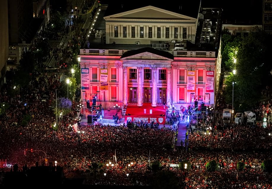 Ολυμπιακός: Ερυθρόλευκο πάρτι σε όλη την Ελλάδα – Ενθουσιασμός για τον 4ο ευρωπαϊκό τίτλο