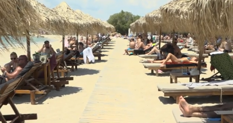 Το αδιαχώρητο στις παραλίες της Αττικής – «Μάχη» για μια ξαπλώστρα