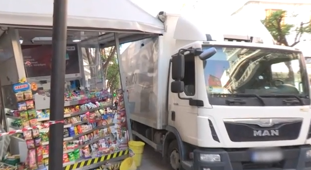 Θεσσαλονίκη: Φορτηγό έπεσε πάνω σε περίπτερο στο κέντρο της πόλης