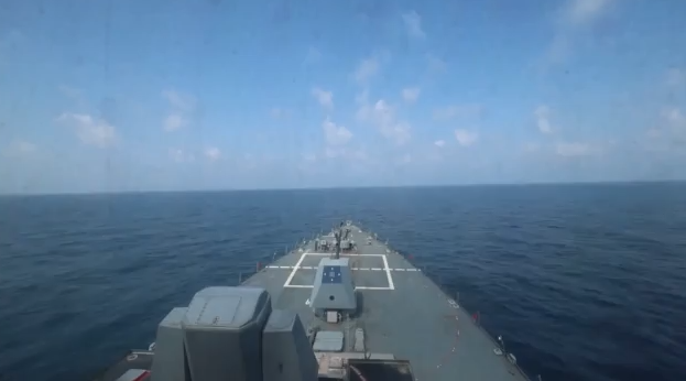 Πόλεμος στη Μέση Ανατολή: Χτυπήθηκε αμερικανικό πολεμικό πλοίο στα Στενά του Ορμούζ – Διαψεύδουν οι ΗΠΑ