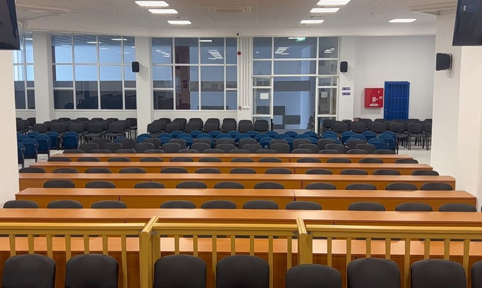 Συνεχίζεται η δίκη για την τραγωδία στα Τέμπη – Αλλαγές στην δικαστική αίθουσα