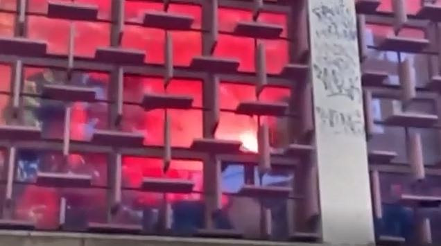 Θεσσαλονίκη: Σοβαρά επεισόδια με τραυματίες στο ΑΠΘ – Η στιγμή της επίθεσης