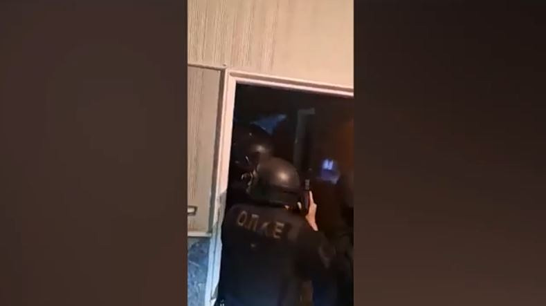 Εξάρχεια: Καρέ καρέ η έφοδος των αστυνομικών σε διαμέρισμα σπείρας ναρκωτικών – Πέντε συλλήψεις