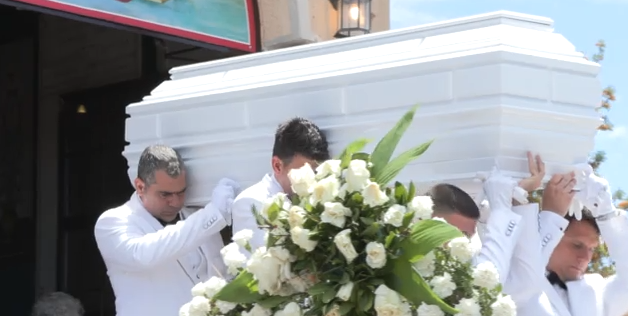 Θρήνος και σπαραγμός στο τελευταίο «αντίο» στην Γωγώ Μαστροκώστα