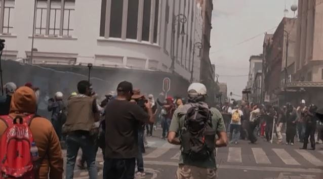 Βίαια επεισόδια αστυνομικών & διαδηλωτών σε Τουρκία & Χιλή