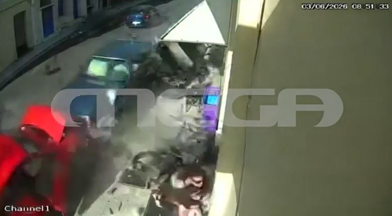 Ναύπακτος: Μητέρα άρπαξε το παιδί της & το έβγαλε από το αυτοκίνητο πριν πέσει πάνω τους άλλο όχημα