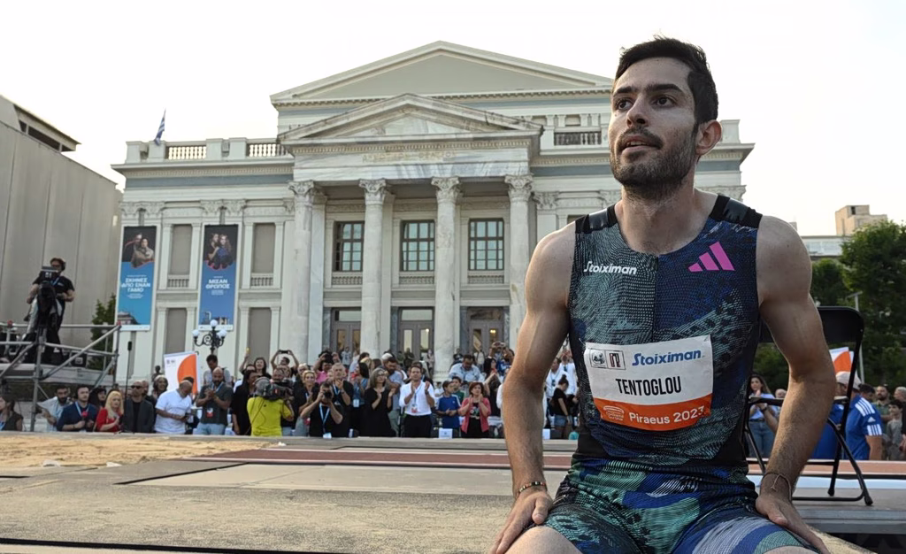 Piraeus Street Long Jump: Επιστρέφει με τον Μίλτο Τεντόγλου την Κυριακή μπροστά από το Δημοτικό Θέατρο