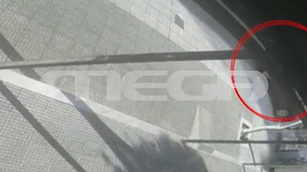 Θεσσαλονίκη: Αυτοκίνητο καρφώθηκε σε τζαμαρία παντοπωλείου