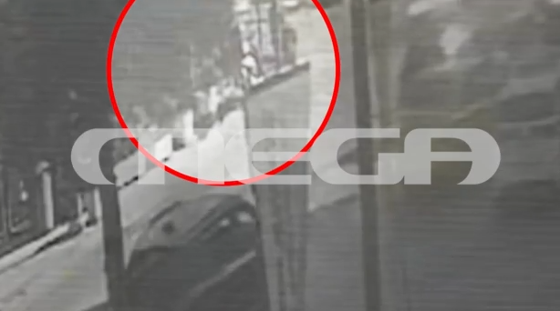 Ίλιον: Καρέ καρέ ο άγριος ξυλοδαρμός οδηγού λεωφορείου από μοτοσικλετιστή