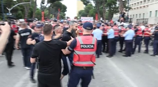 Αλβανία: Διαδηλώσεις & επεισόδια για την επένδυση Κούσνερ σε νησί προστατευόμενης περιοχής στην Αδριατική