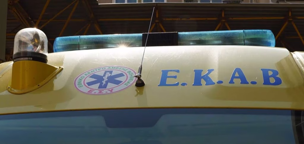 Δεκάδες ασθενοφόρα παραμένουν καθηλωμένα εν μέσω τουριστικής περιόδου – Κατέρρευσε τμήμα οροφής στο νοσοκομείο της Ρόδου