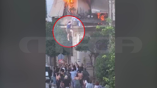 Καλλιθέα: Καρέ-καρέ η συγκλονιστική διάσωση της 73χρονης από το φλεγόμενο σπίτι – Όσα λέει η ίδια στο MEGA