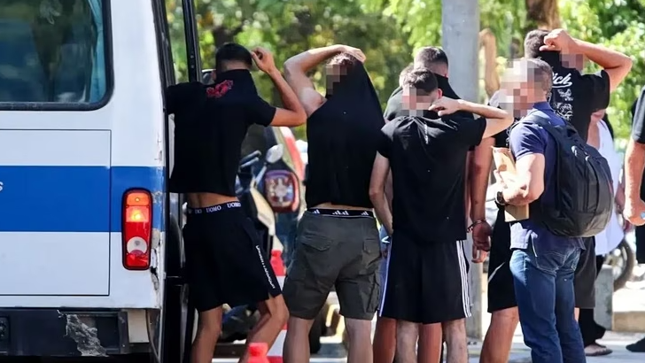 Καλλιθέα: Στη φυλακή ο 17χρονος και ακόμη δύο ανήλικοι μετά τις απολογίες τους – Τρία άτομα αφέθηκαν ελεύθερα