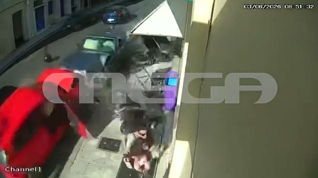 Ναύπακτος: Η στιγμή που μητέρα αρπάζει την κόρη της πριν τους παρασύρει ΙΧ – MEGA ντοκουμέντο