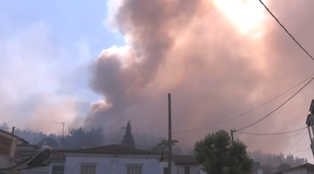 Θεσσαλονίκη: Ένας νεκρός και απανωτά μηνύματα από το «112» για τη φωτιά στο Ωραιόκαστρο – Μία εγκαυματίας στο νοσοκομείο